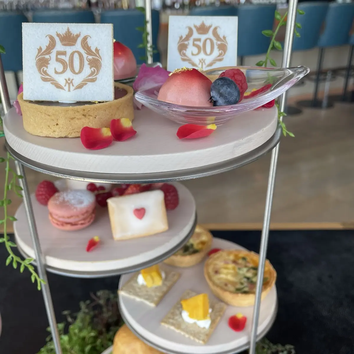 ユーミンの展覧会「YUMING MUSEUM」会場横のレストラン「THE SUN & THE MOON」