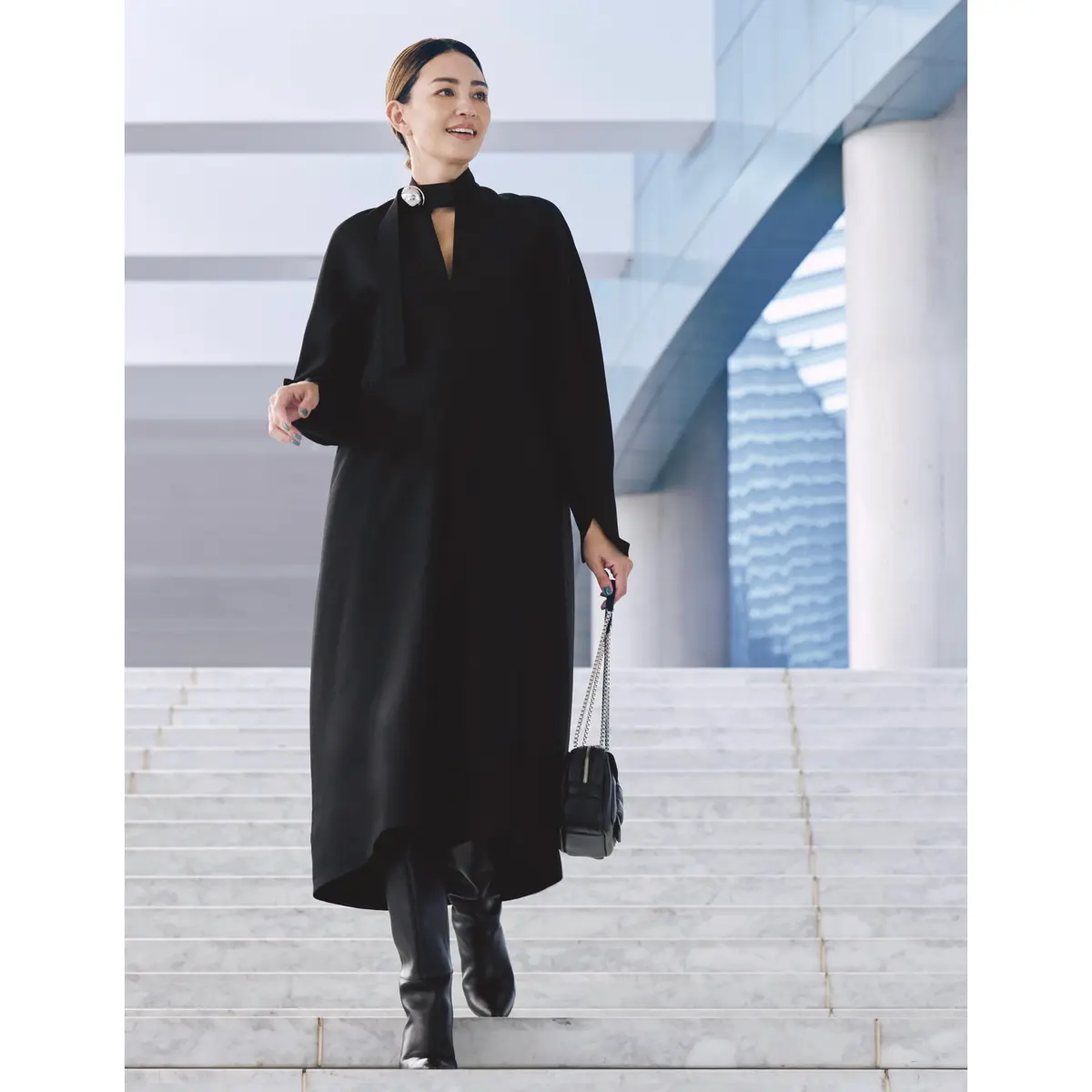 黒ワンピースのコーデ　モデル・RINA