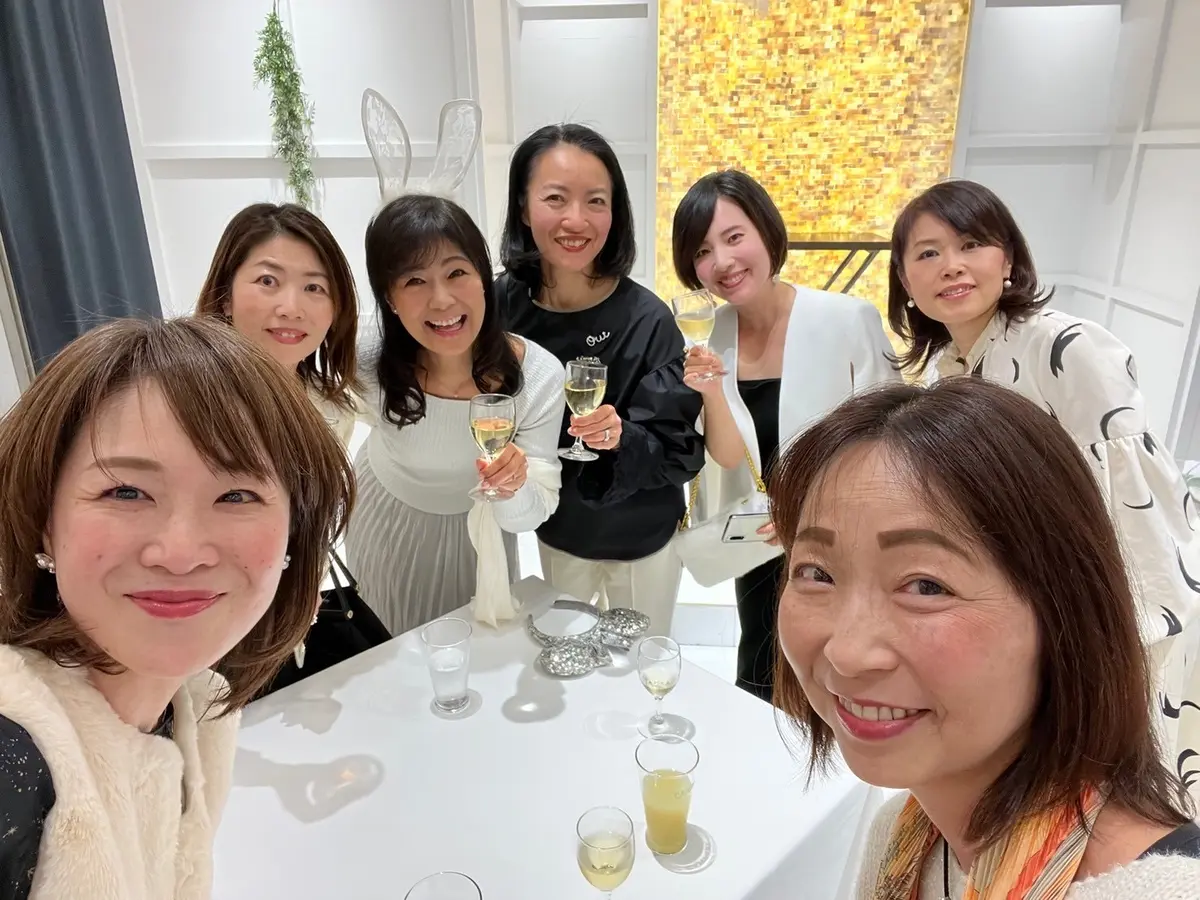 XEX日本橋、イタリアン、イタリア料理、Jマダム、個室、貸し切り、舞台、日本橋、三越前、日本橋室町野村ビル、乾杯、ワイン、ブュッフェ、飲み放題、食べ放題、フリーフロー、ウサギのカチューシャ、レース、集合写真、記念写真、パーティー、貸し切りパーティー、立食パーティー、クリスマスパーティー