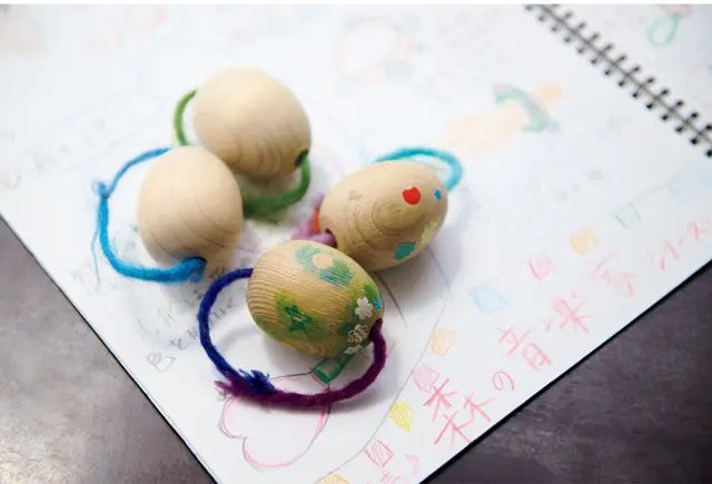 木製楽器のアイデアスケッチと「木卵／きらん」と名づけた音木育楽器。