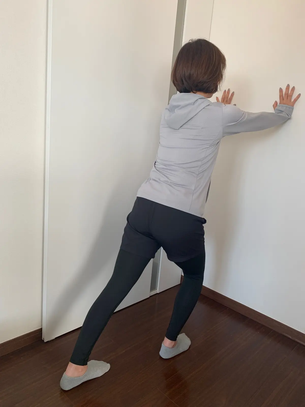 小田もさっそく実践！　足の向きは開いたり内側に向けたりせず、「まっすぐ前方」に。上半身は腰が反ったり背中が丸まったりしないよう、まっすぐをキープ。