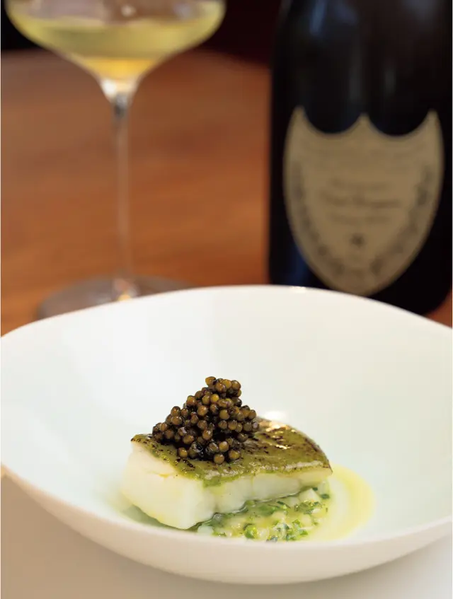 済州島産イシビラメの窯焼き。魚の骨とオリーブで仕立てたソースとキャビアを添えて