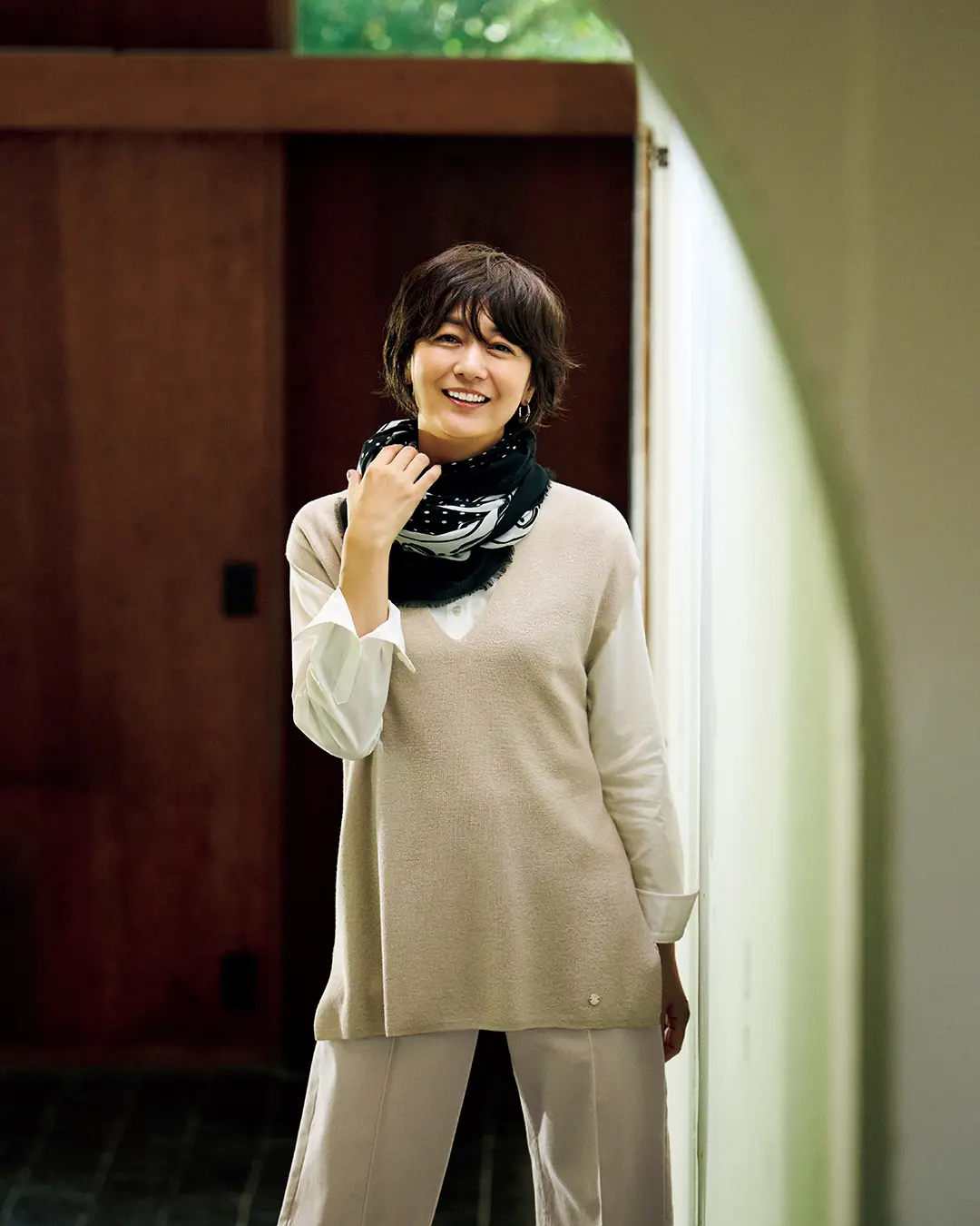 かすかにきらめくラメで軽やかさを増したニットベストをシャツに重ねて