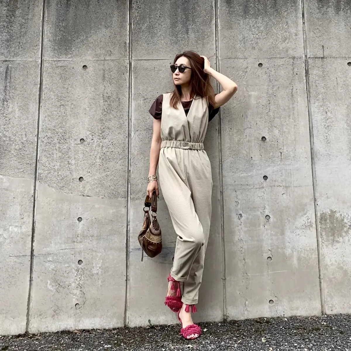 ブラウンのTシャツにシャツとマゼンダピンクのサンダルに合わせて。