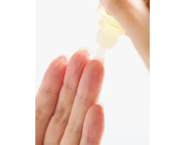 爪の裏側からオイルを塗布する