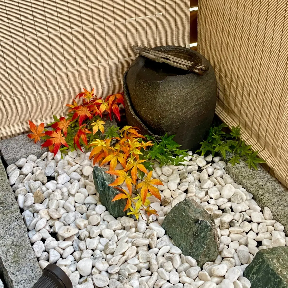 ベランダの坪庭。人工紅葉でアレンジ。