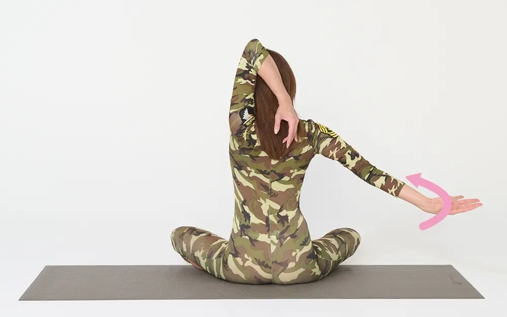 OurAge×Webエクラ　②右腕を下ろしていき、腕が下に行ったら手を内旋させていきます。