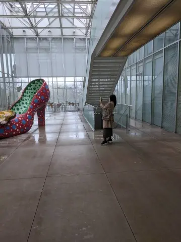 草間彌生さん<赤い靴>を撮影する私