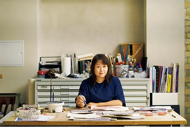 塩田千 春さん。記憶や意識 の概念を反映させ、 多彩な手法で作品を つくる。