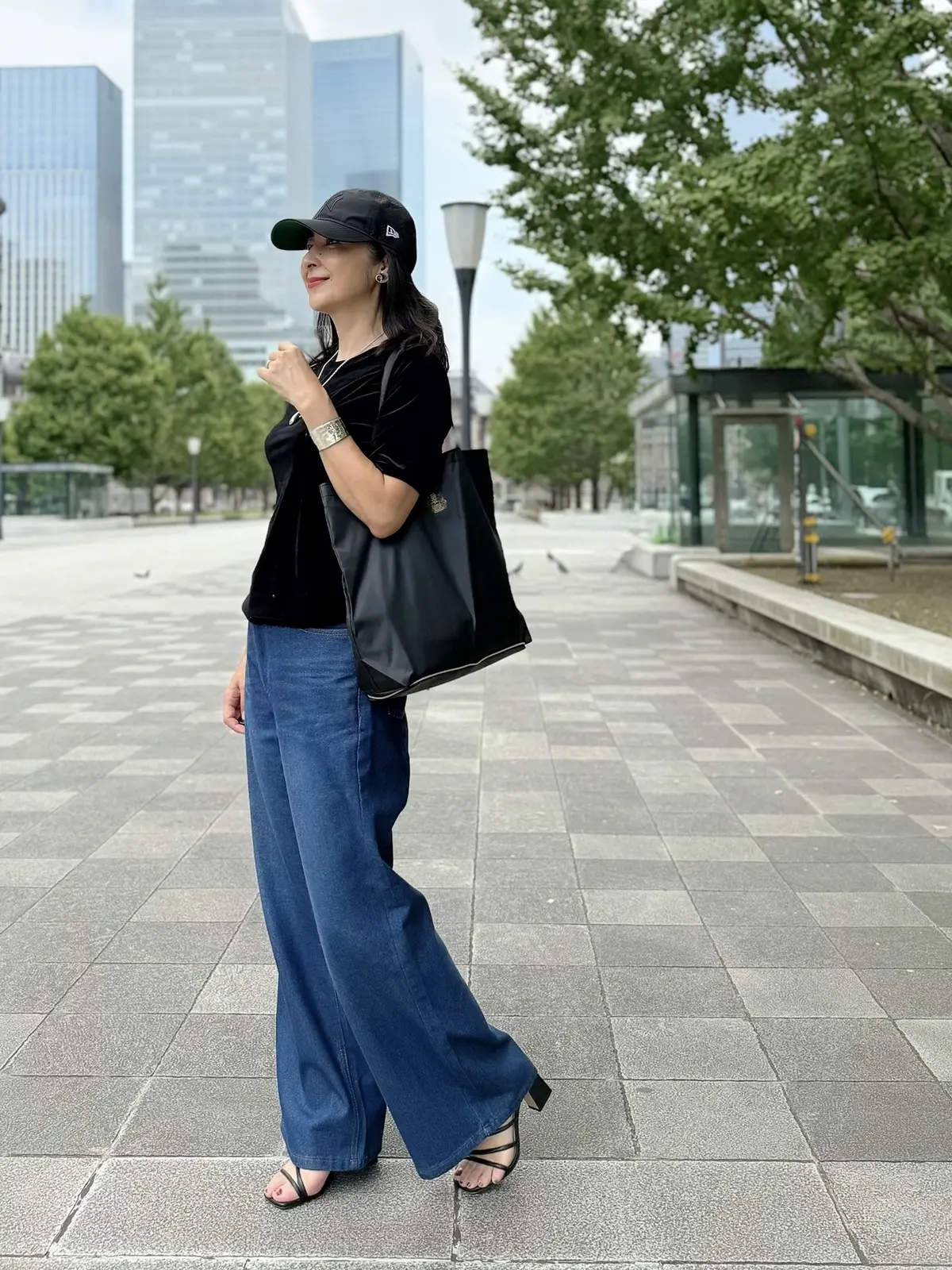 エクラ2025年10月号　エクラ付録　Aquascutum × eclat 大人のポケッタブルトート　しまむらデニム　GUベロアTシャツ　黒サンダル　黒キャップ