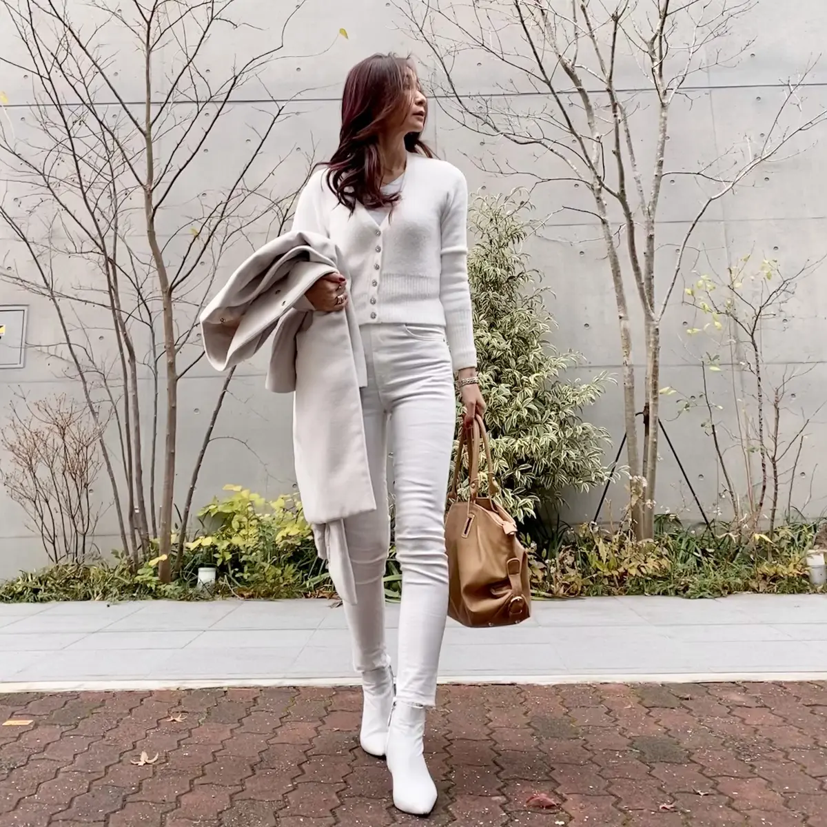 ニットカーディガンのボタンはキラキラしてます