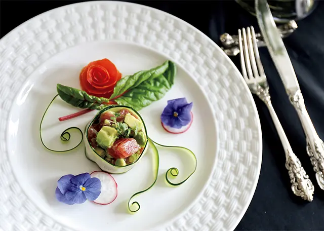 絵画のような盛りつけのマグロとアボカドのポキサラダ