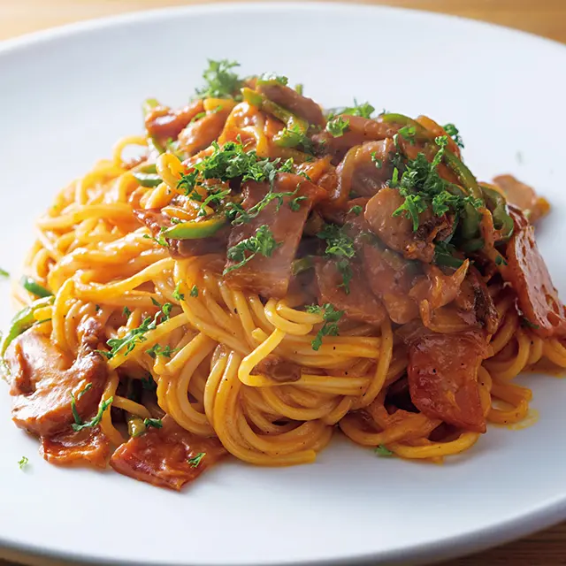 仕上げのバターやパスタも用意されているナポリタン