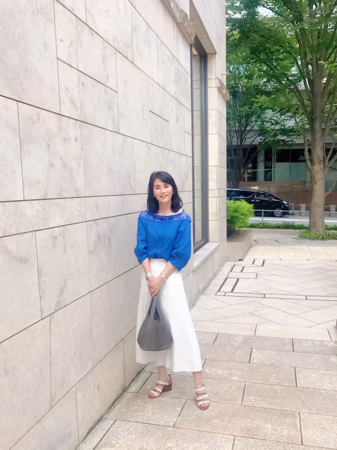 ブルーのリネントップスと合わせて