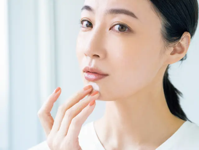 小鼻のわきは薬指のみで弧を描くように、あご先は薬指と中指の先を使い、なじませる