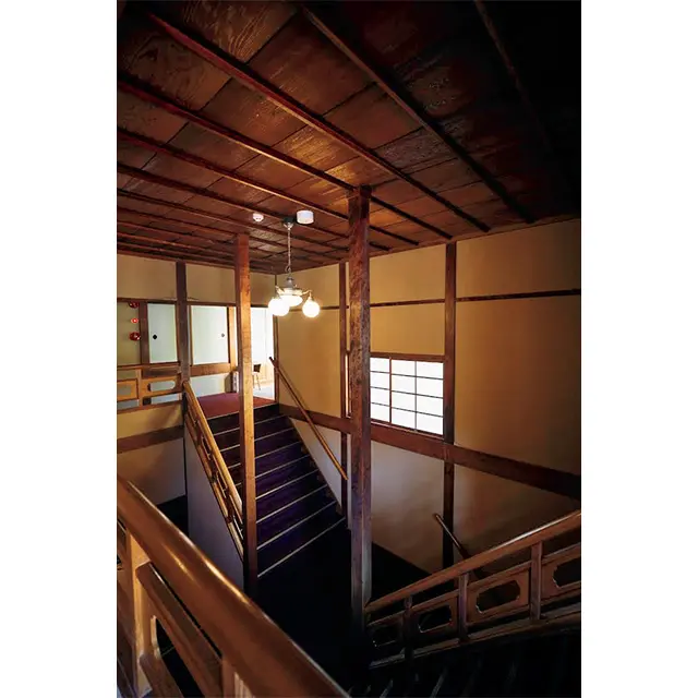 贅沢に使われた貴 重な銘木や職人技が光る組み木 細工がそこかしこに