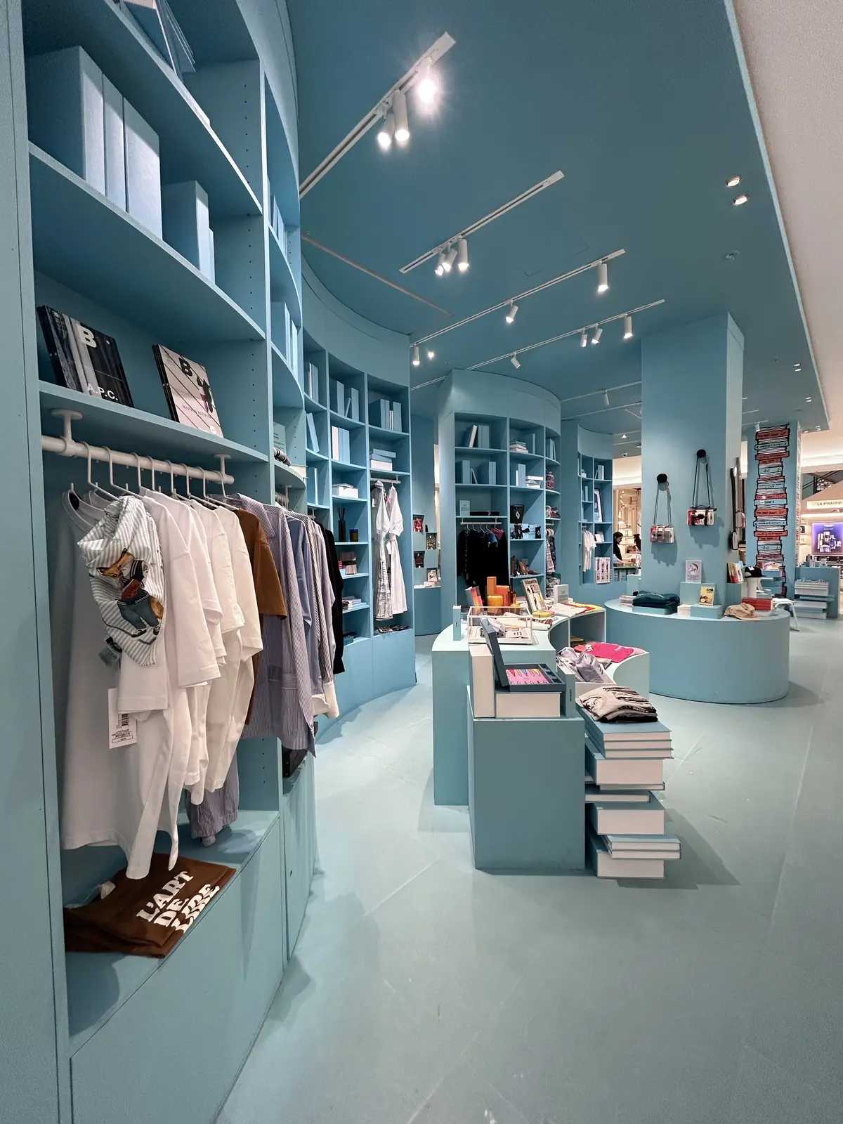 パリ　MAISON KITSUNÉ　メゾンキツネ