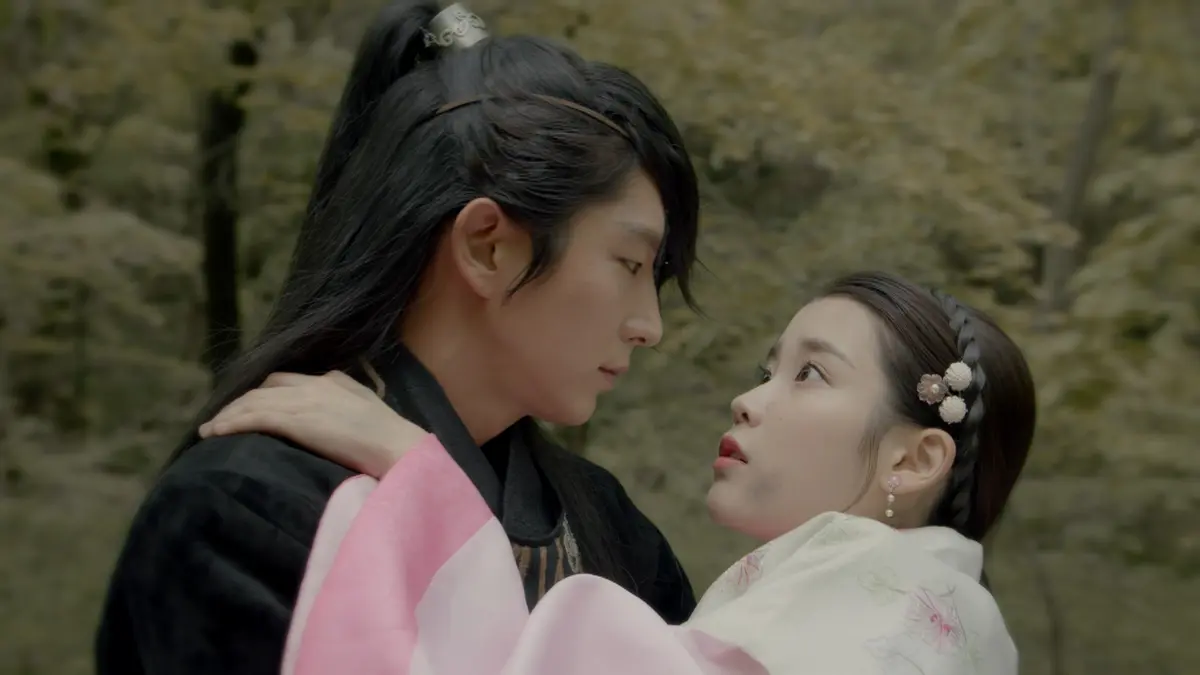 『麗＜レイ＞～花萌ゆる8人の皇子たち～』のIUとイ・ジュンギ