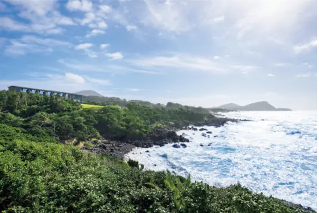 溶岩海岸と青い海を一望にする丘の上に立つリゾート