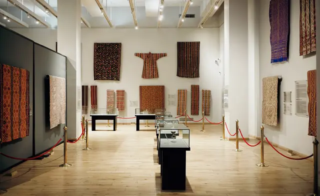 博物館では、王族に伝わる衣装や各地の民族衣装、織り柄などを詳しく紹介している https://www.rtabhutan.org/