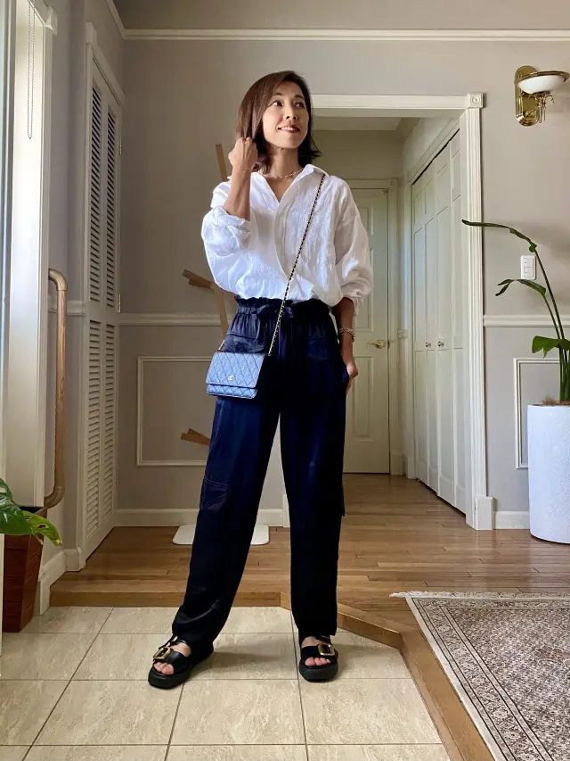 サテンカーゴパンツで大人のカジュアルの画像_2