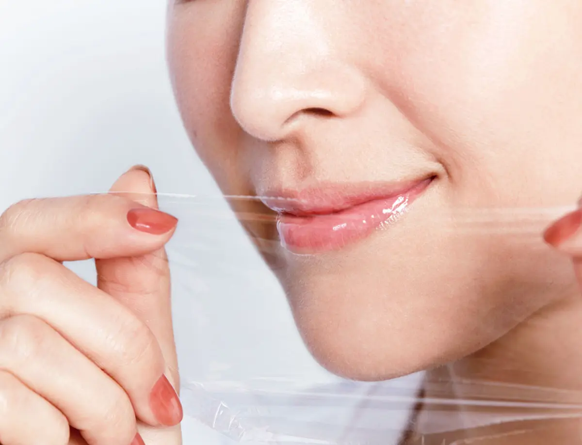 OurAge×Webエクラ　ラップを唇の上に貼る