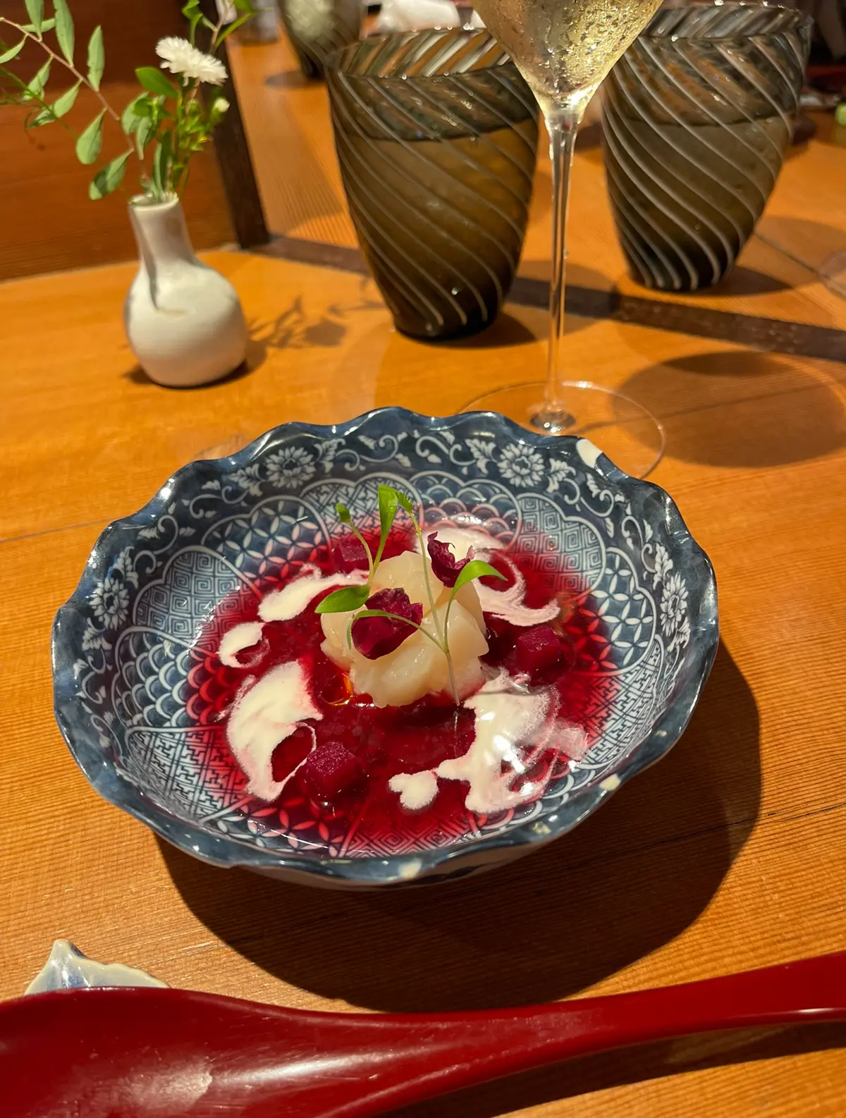 GUシャツをインしたネイビーコーデで鎌倉の画像_7