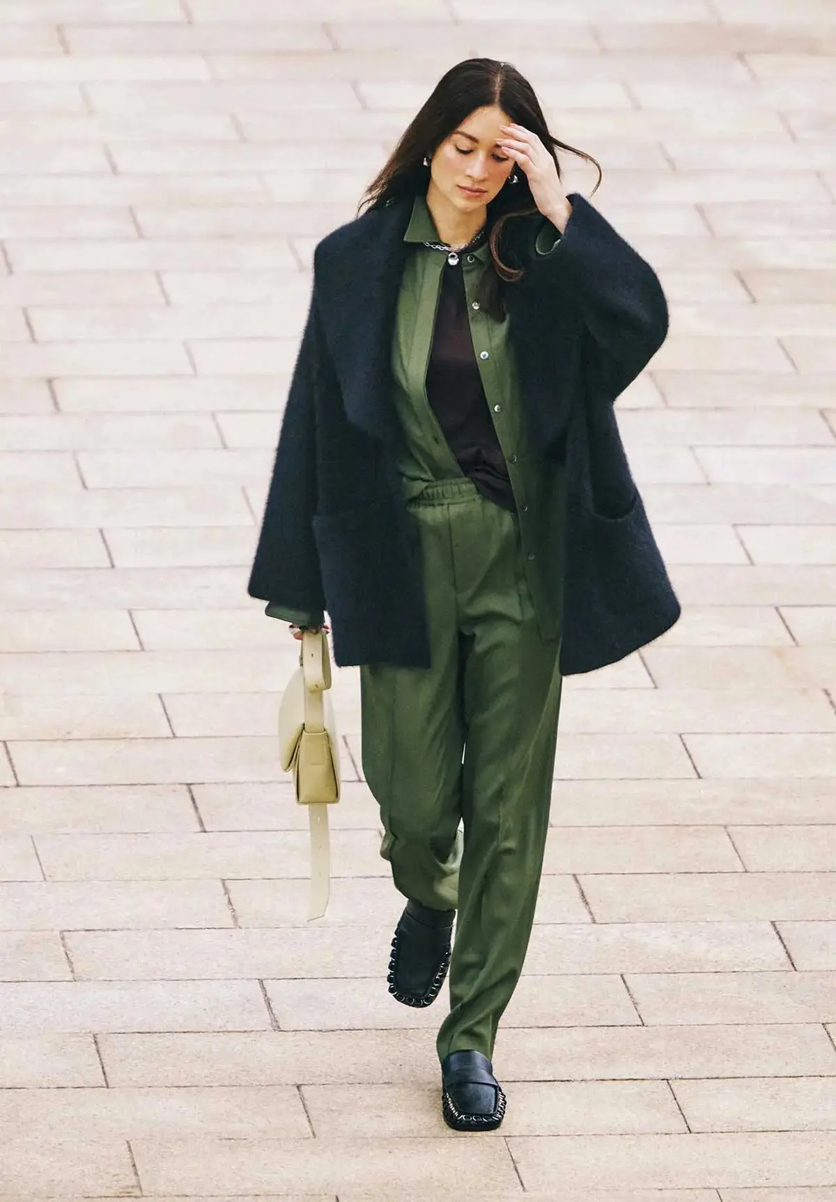 優雅なガウンカラーをラフに着流す、そのたたずまいに洒脱さが漂って