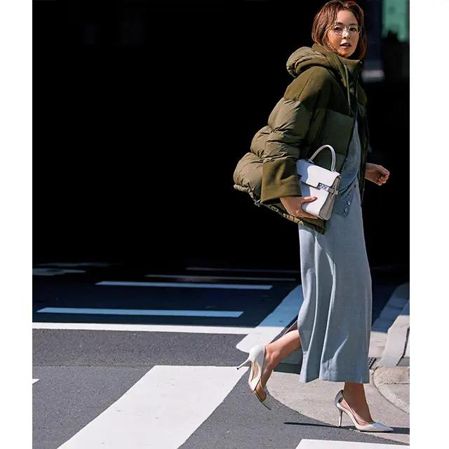 小わきに抱えたバッグに 光も視線も集めて。 凛とした姿が絵になる！