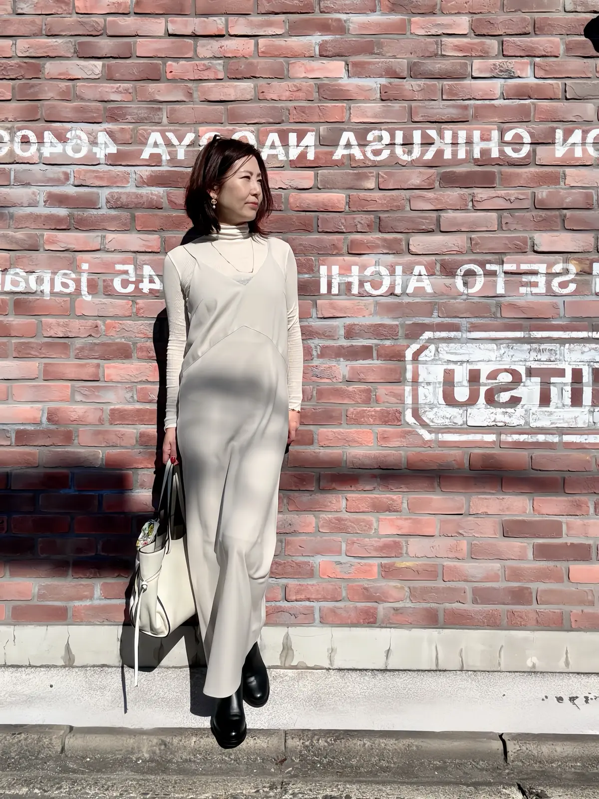 サテンワンピースでワントーンコーデの画像_6