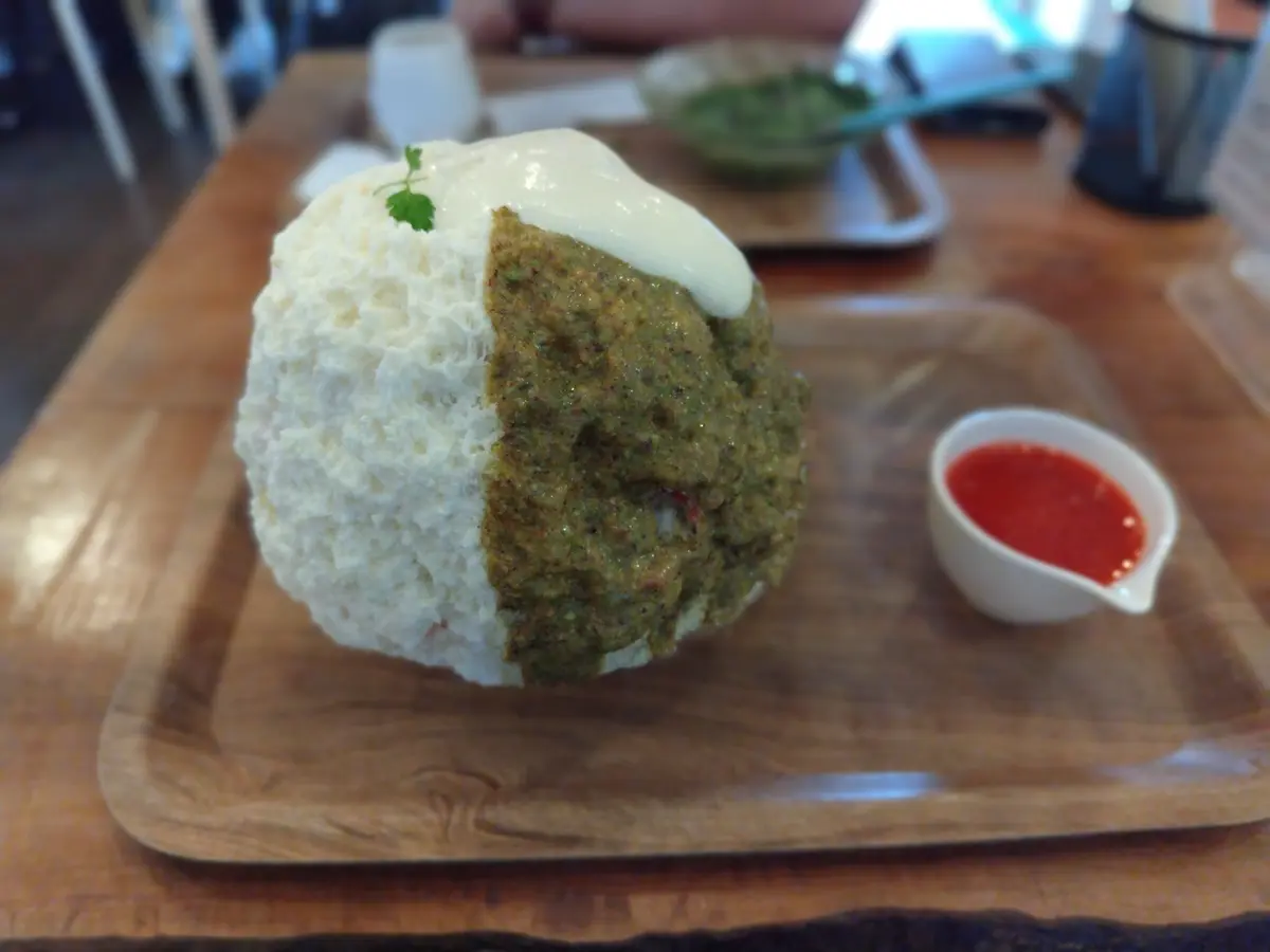 ハチコオリ　ピスタチオとレアチーズといちご