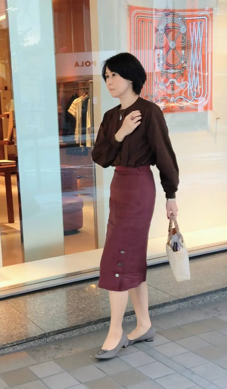 エルメスのショーウィンドウを見ながら、スタスタと。