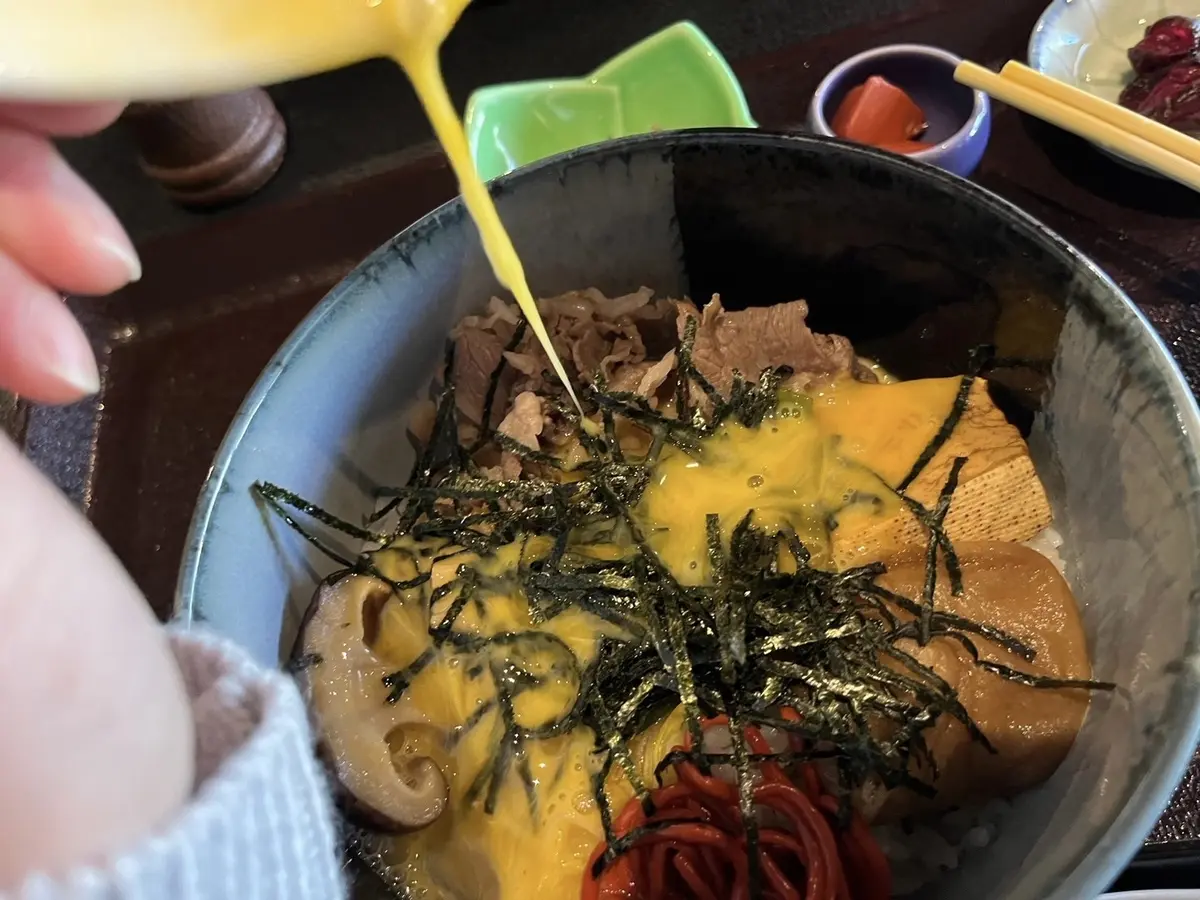 近江牛の牛丼を頂きました。赤いものは近江五八幡名物の赤こんにゃく。とき卵はお好みで。めっちゃ美味しかったです☆