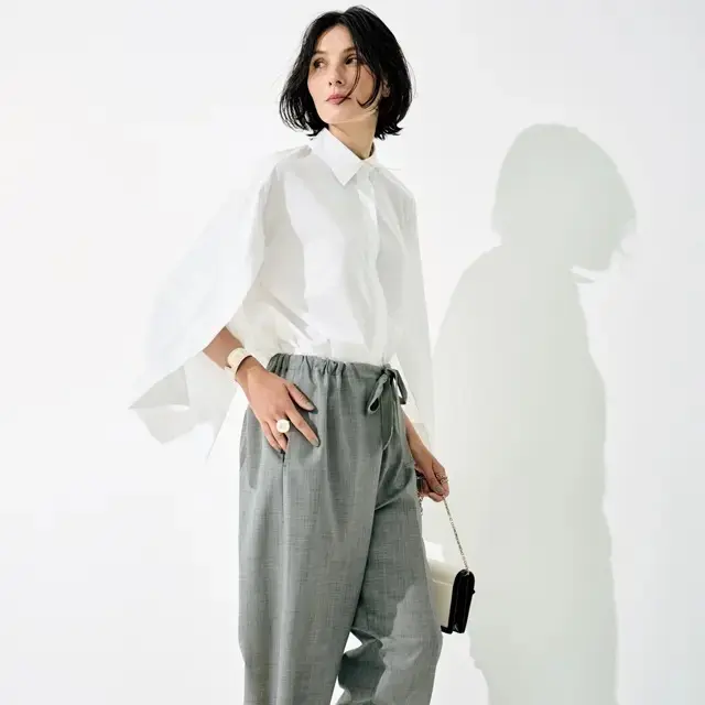 【大人のエレガントなシャツ】軽やかで優雅な動きをもたらすケープ風デザインが新鮮