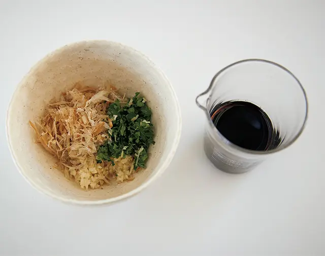 たっぷりのパセリ、しょうが、削り節にしょうゆをプラス。鍋で温めると削り節からだしが出る。