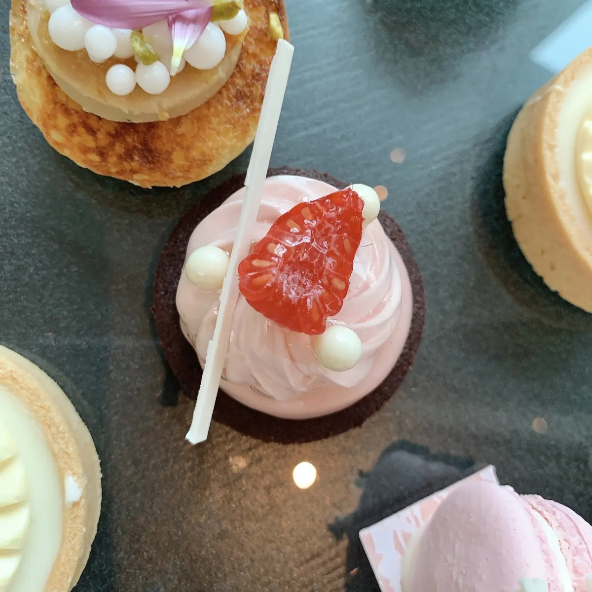 コンラッド東京 ウィンター・ビジュー　アフタヌーンティーのいちごとホワイトチョコレートのムース