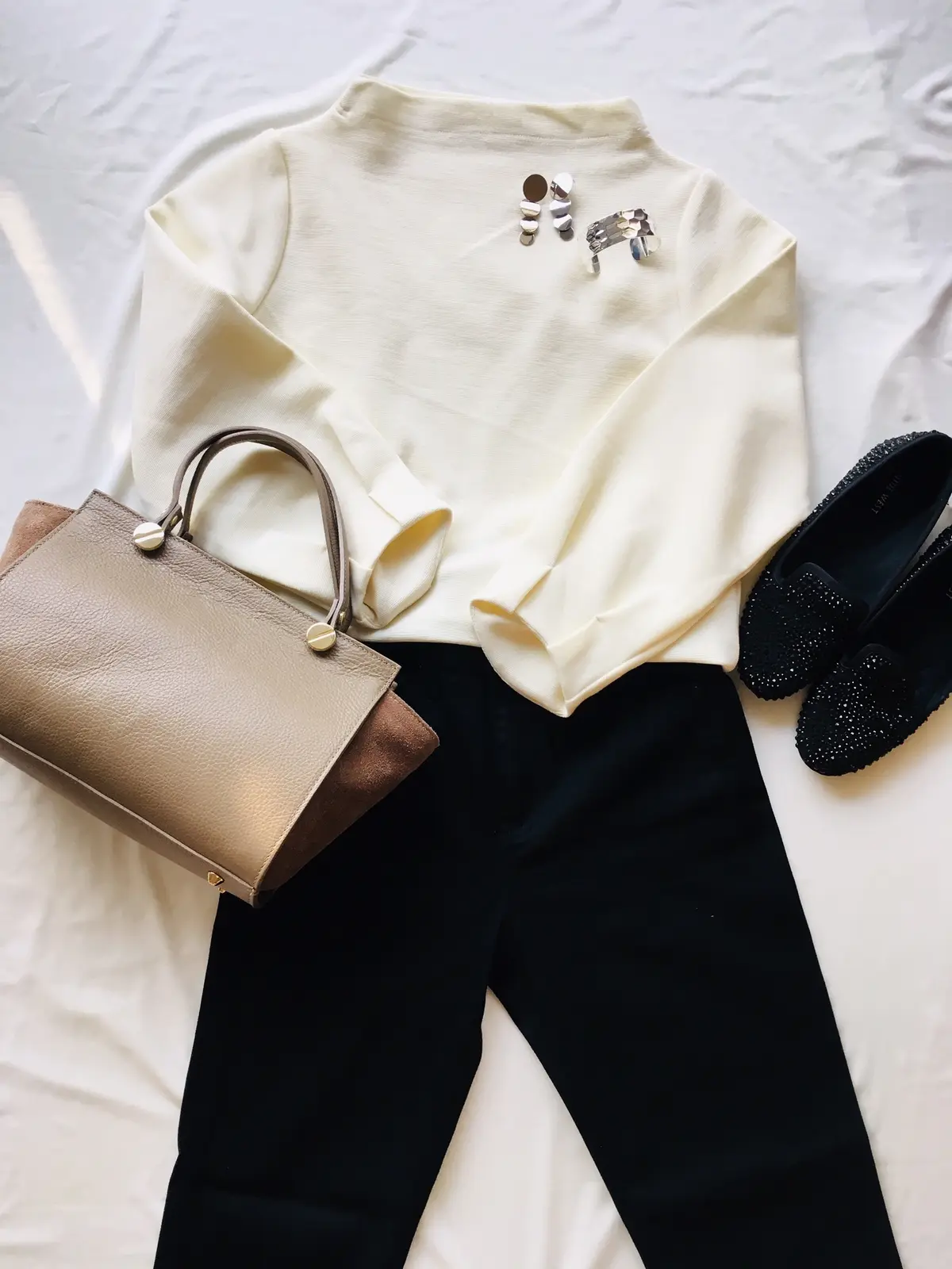 春ニット&優秀ユニクロのブラックデニムの画像_3