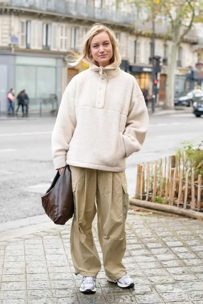 パリマダム アンナさん（編集者）の白のアシックススニーカー×ベージュトーンコーデ