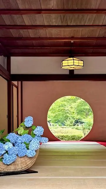 明月院本堂の奥にある 「丸窓（悟りの窓）」