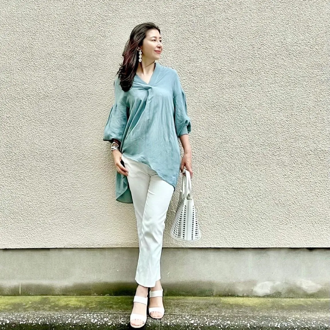 ブルーのスキッパーブラウス、白パンツ、白バッグ、白サンダルのコーディネート
