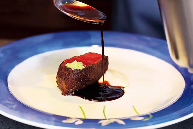 「小形牧場牛フィレ肉の ロースト ソースボルドレーズ」