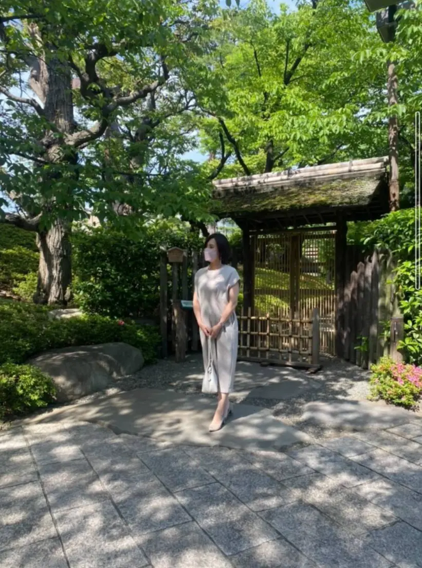 白金台・八芳園の庭園、40代ファッション、スタイルデリのワンピース