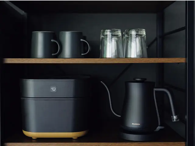 キッチンにはバルミューダのケトルやオーブンレンジなどの調理家電も取りそろえられており、料理も楽しめる