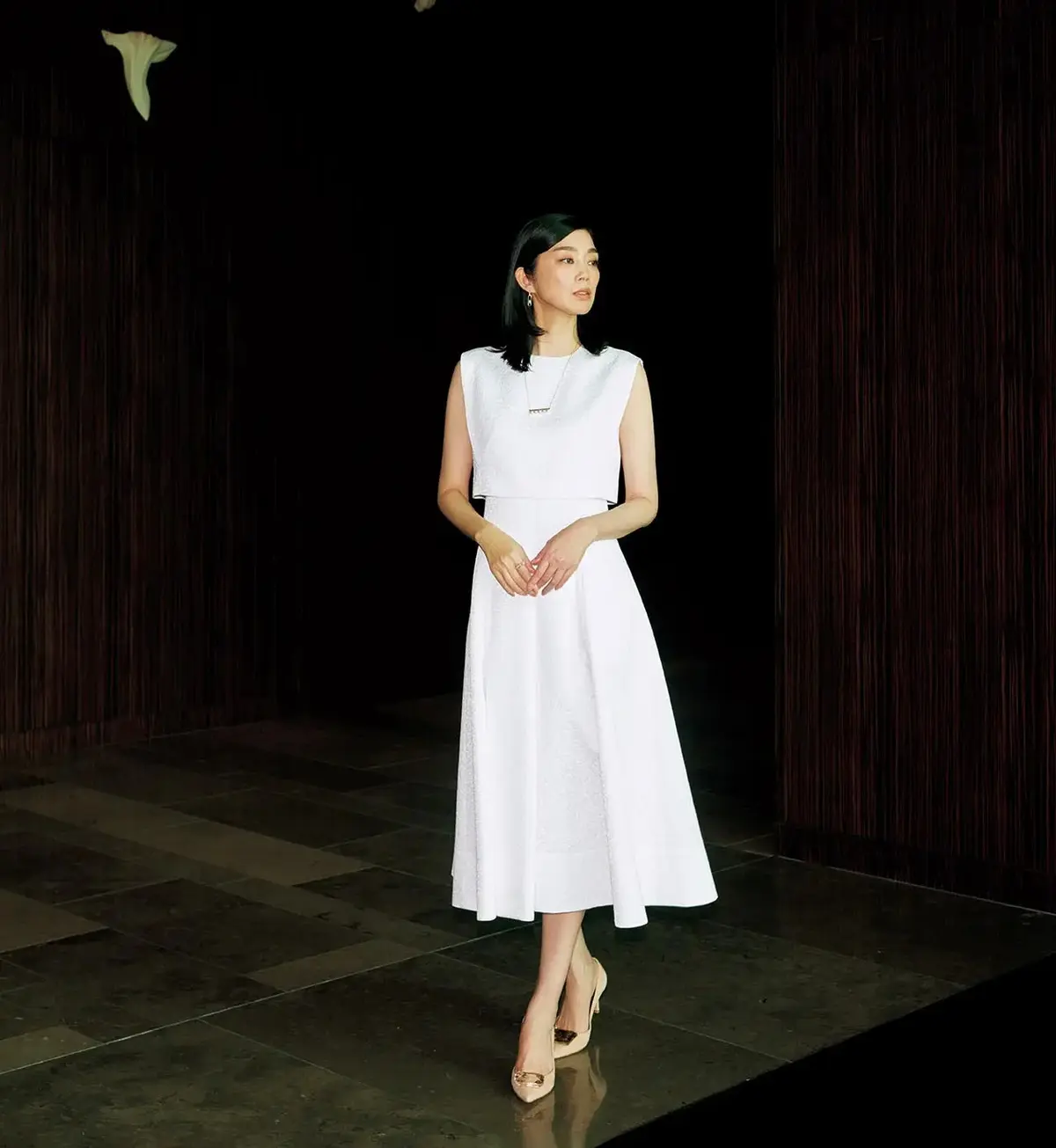 しなやかで聡明な女性像を物語るホワイトワンピース