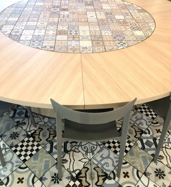 フードコートのテーブル