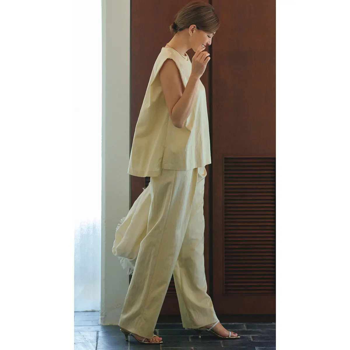 オフ白のノースリトップスとパンツのセットアップを着たモデル・RINA
