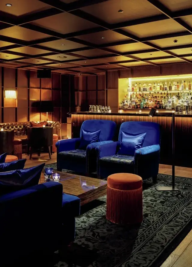 「Punch Room」は、カウンターに座るのではなく、椅子やソファでゆったりくつろいで語らうためのラウンジバー