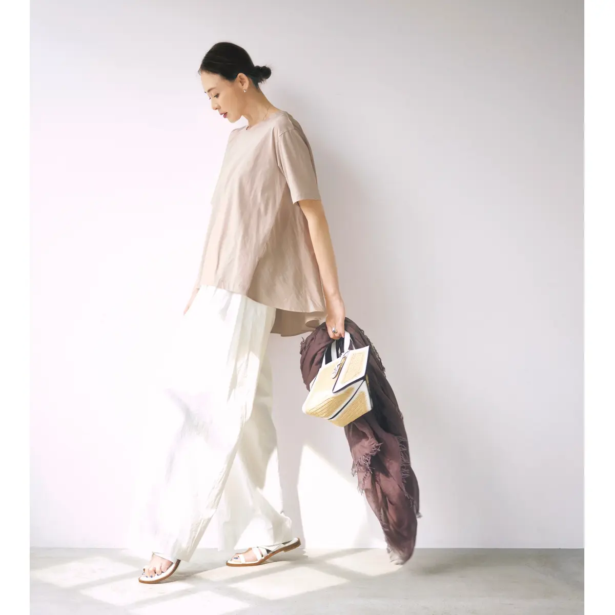 ベージュゆるTシャツに白ワイドパンツを合わせたコーディネート　モデル・SHIHO