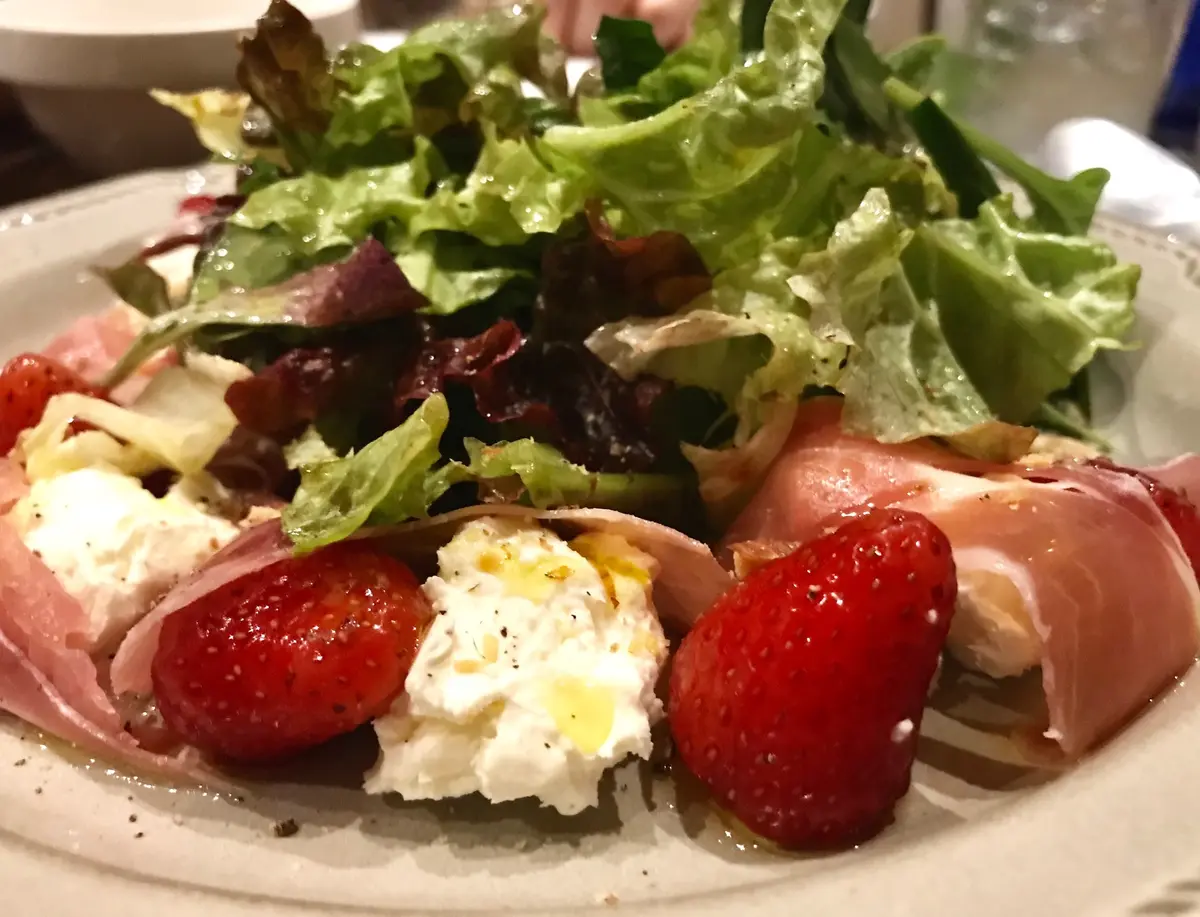 自家製リコッタチーズと旬果物サラダ