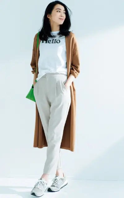 ライトグレージュのベーシックカラーパンツ